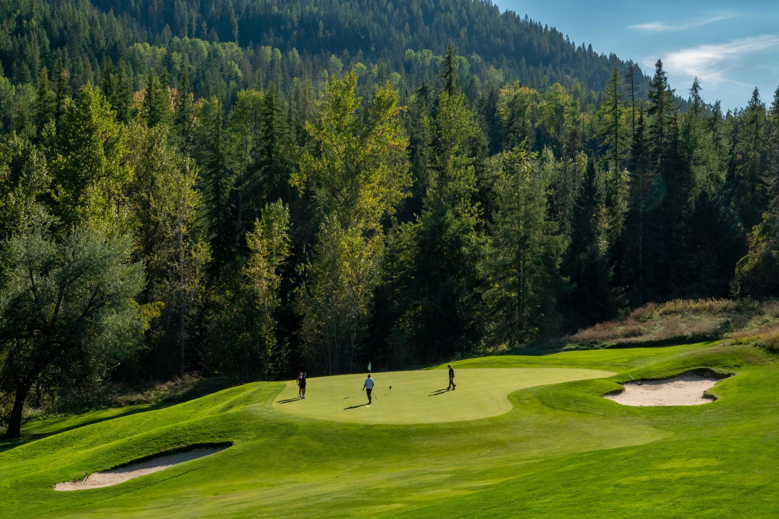 Hole 5 golfing stay and play at Redstone Resort